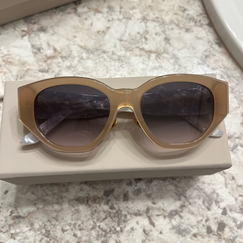 DEZI Tan Charge It Sunglasses Bold Design